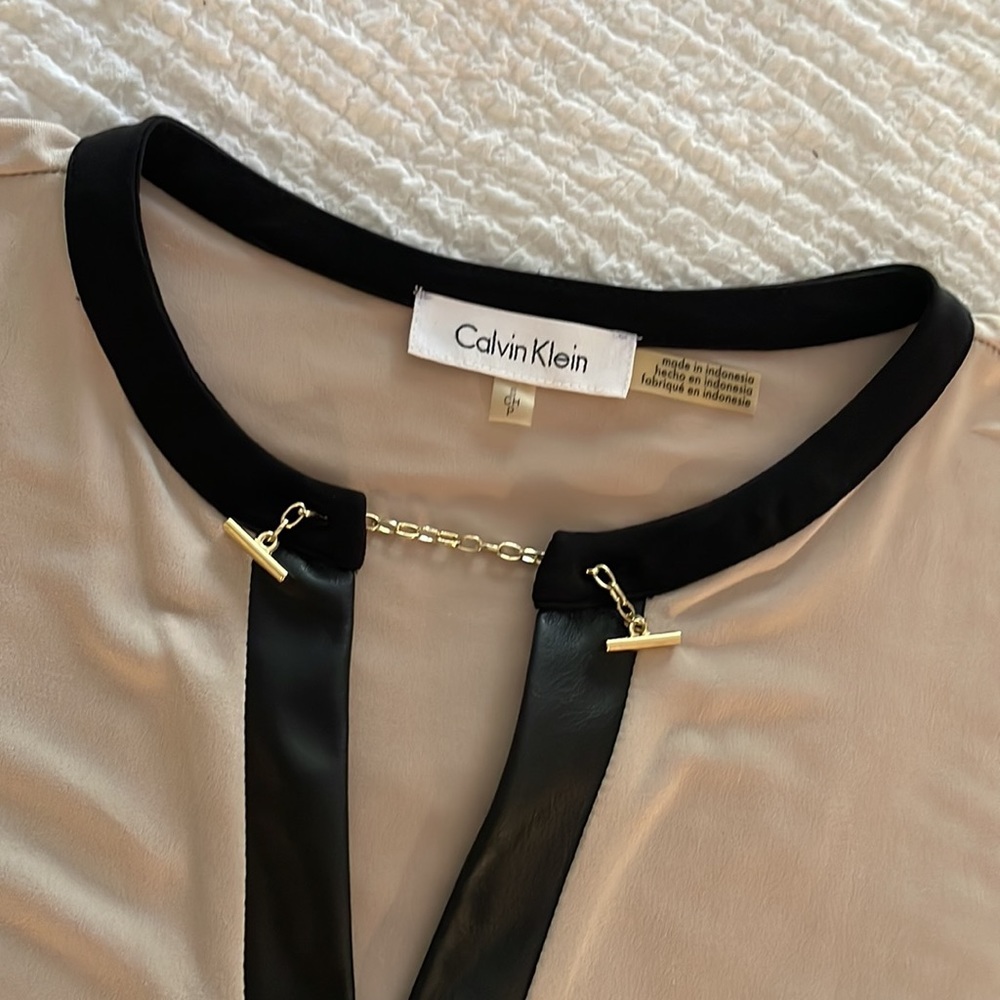 Women’s Calvin Klein beige and black blouse. Size Small. - Picture 2 of 4